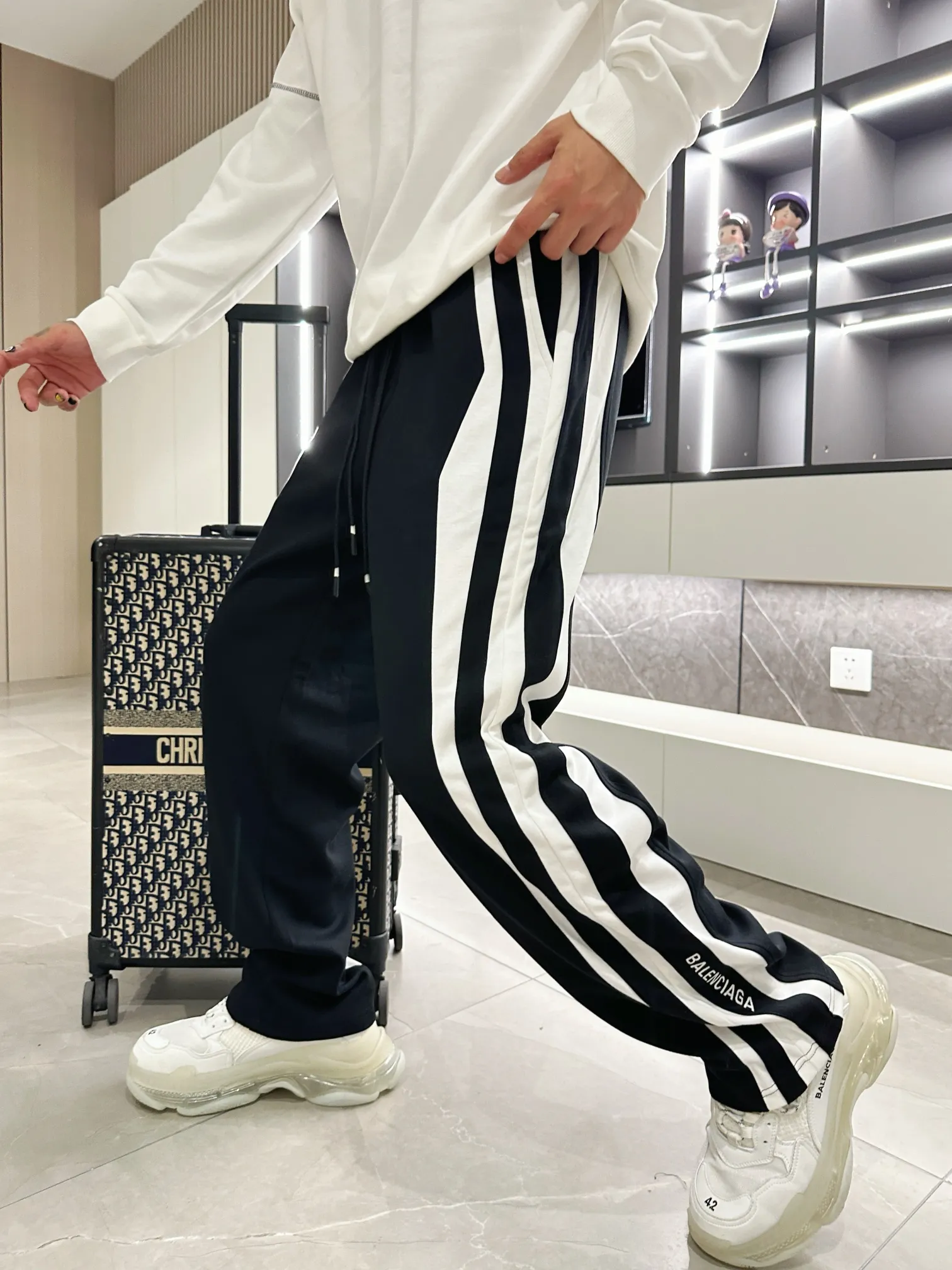 Balenciaga 🆕2026 Autumn and Winter New Arrival Casual Pants! The official website will be released simultaneously. Brand Classic LOGO casual pants, customized fabrics, excellent comfort and strong touch. Highly recognisable, perfect appearance and craftsmanship. Size:M-3XL
